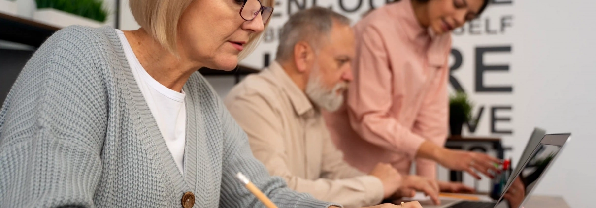 Seniors apprenant à utiliser Internet pendant un atelier numérique