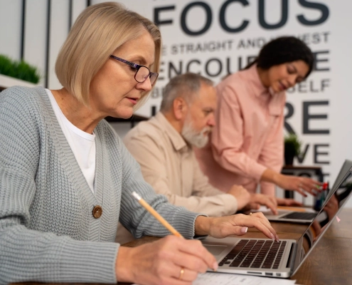 Seniors apprenant à utiliser Internet pendant un atelier numérique
