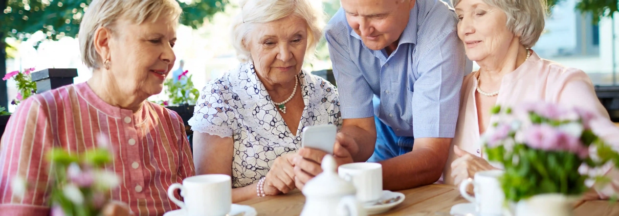 Des seniors échangent avec une marque attentive à leurs attentes en 2026
