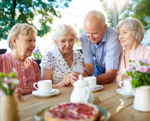 Des seniors échangent avec une marque attentive à leurs attentes en 2026