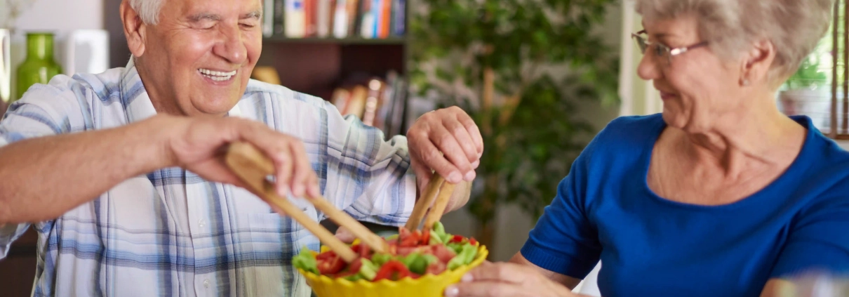 Senior mangeant un petit repas équilibré malgré une baisse d’appétit