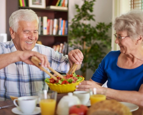 Senior mangeant un petit repas équilibré malgré une baisse d’appétit