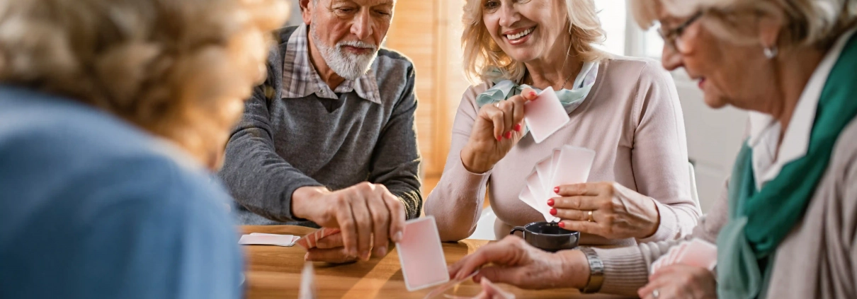 Seniors partageant un repas après une activité physique pour bien vieillir