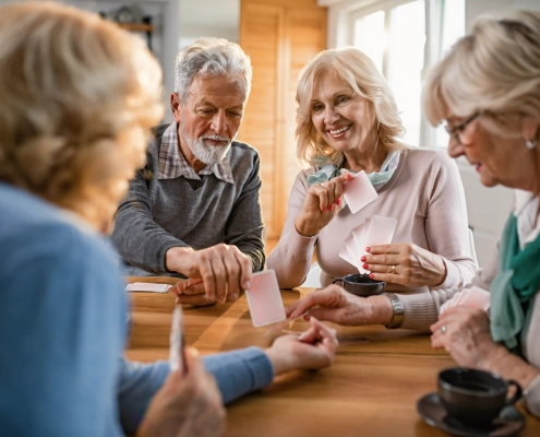 Seniors partageant un repas après une activité physique pour bien vieillir