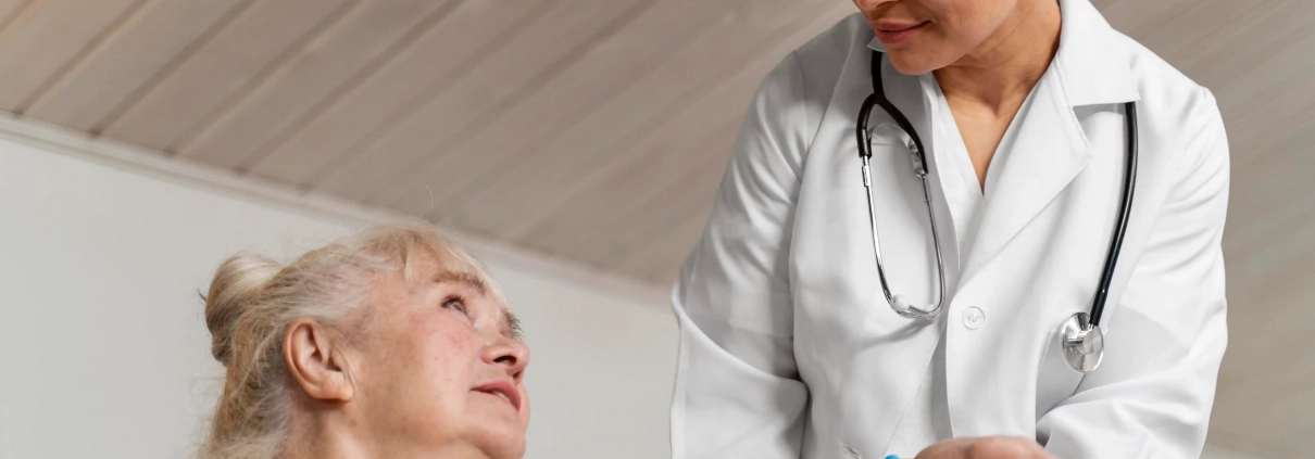 Senior en consultation de prévention pour faire le point sur sa santé