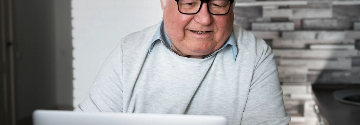 Senior réagissant après avoir cliqué sur un lien suspect dans un email