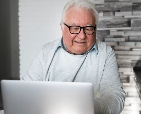 Senior réagissant après avoir cliqué sur un lien suspect dans un email