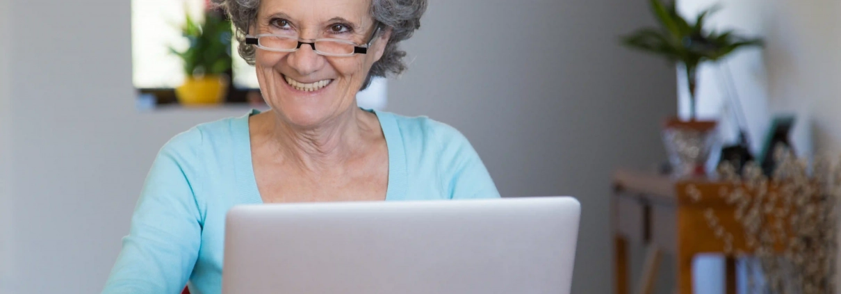 Senior réalisant ses démarches administratives en ligne en toute sécurité