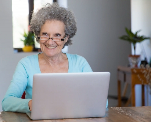 Senior réalisant ses démarches administratives en ligne en toute sécurité