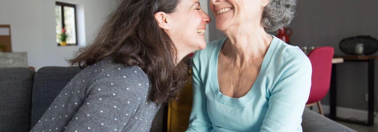 Une aidante partage un moment serein avec sa mère âgée à domicile