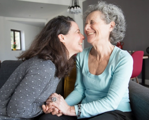 Une aidante partage un moment serein avec sa mère âgée à domicile