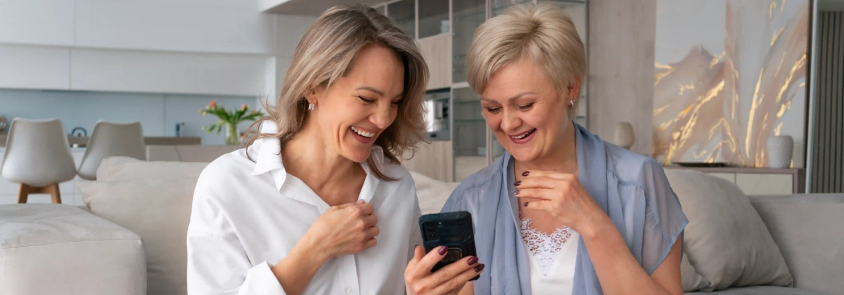 Senior utilisant une téléassistance innovante avec géolocalisation et application pour aidant