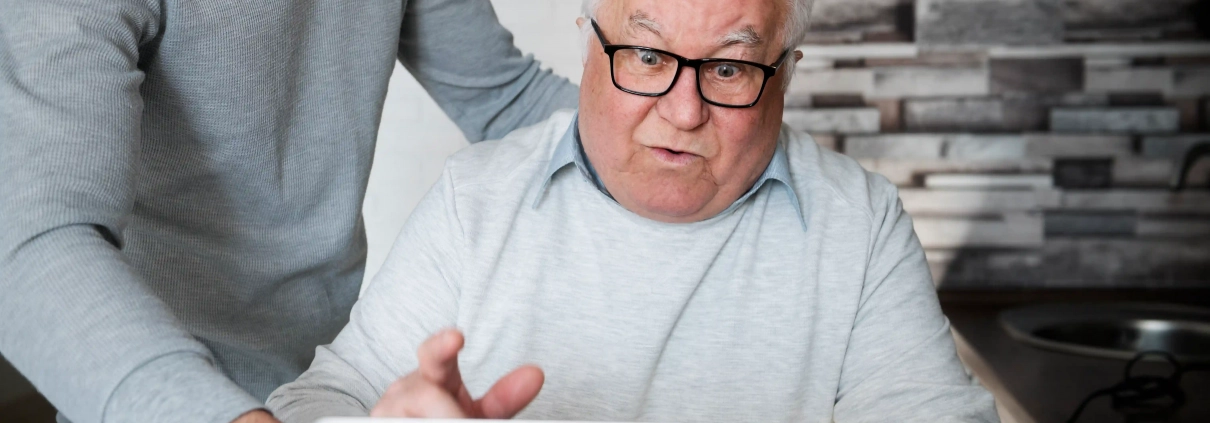 Senior installant un antivirus pour protéger son ordinateur
