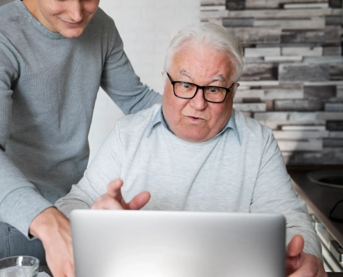Senior installant un antivirus pour protéger son ordinateur