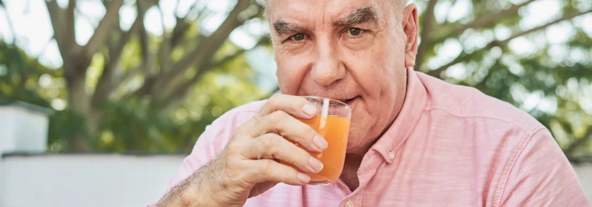 Senior autonome bénéficiant de solutions de maintien à domicile
