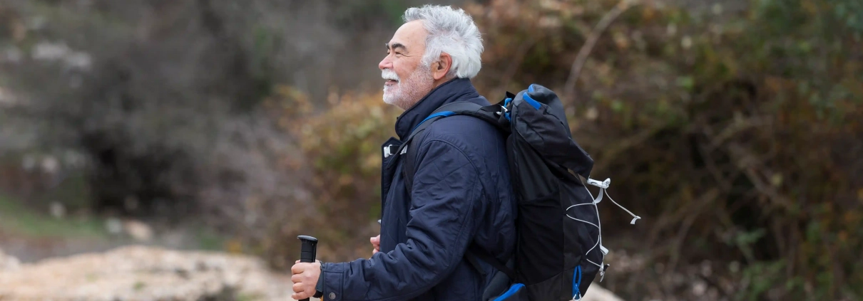 Seniors pratiquant la marche, le vélo et la natation comme activités physiques modérées