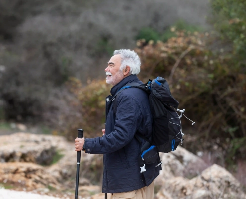 Seniors pratiquant la marche, le vélo et la natation comme activités physiques modérées