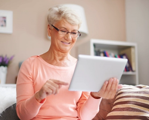 Senior mettant à jour son ordinateur et sa tablette en toute sécurité