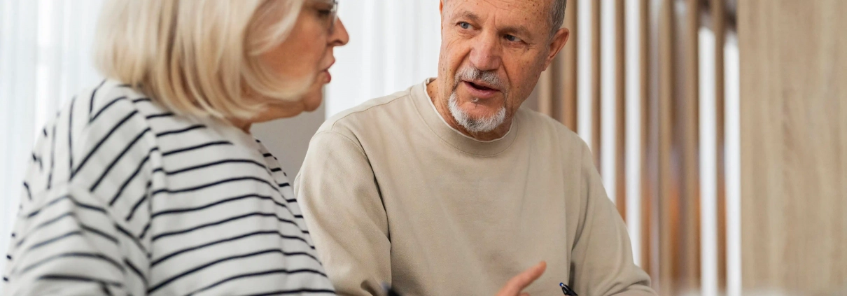 Senior choisissant les options de personnalisation de son service de téléassistance