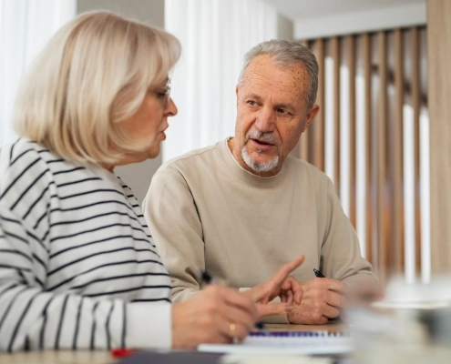 Senior choisissant les options de personnalisation de son service de téléassistance