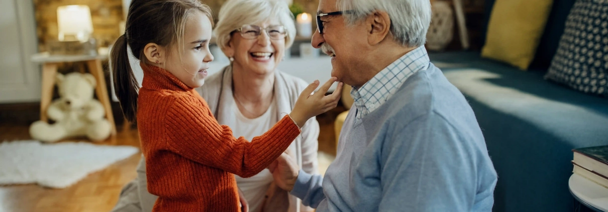 Senior et proche rassurés par une solution de téléassistance Sérénitis