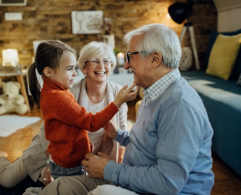 Senior et proche rassurés par une solution de téléassistance Sérénitis