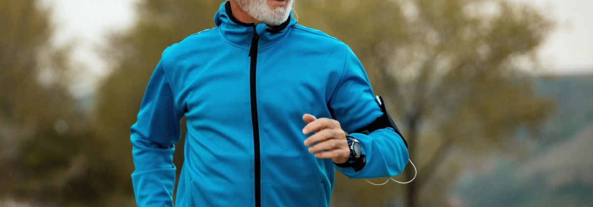 Personne de plus de 50 ans pratiquant une activité physique douce en extérieur