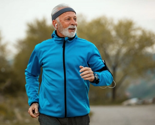 Personne de plus de 50 ans pratiquant une activité physique douce en extérieur
