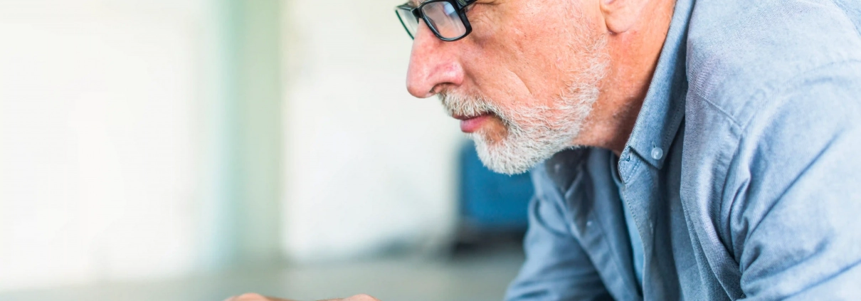 Senior vérifiant les indices d’un faux site de vente avant de commander