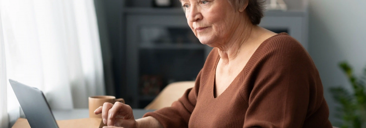 Senior vérifiant une fausse promotion avant un achat en ligne