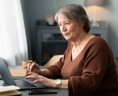 Senior vérifiant une fausse promotion avant un achat en ligne