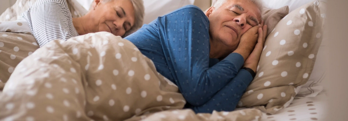 Senior réveillé pendant la nuit cherchant à retrouver naturellement le sommeil