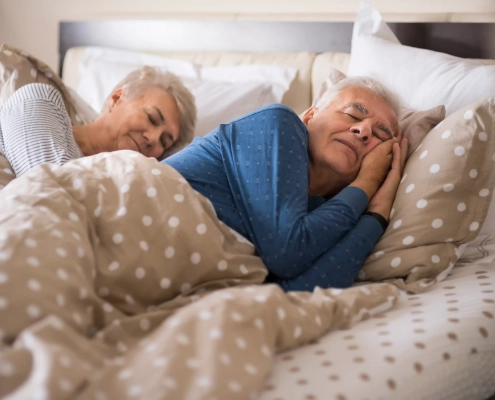 Senior réveillé pendant la nuit cherchant à retrouver naturellement le sommeil
