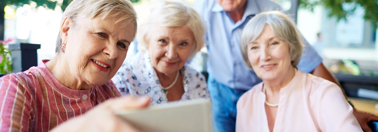 Seniors riant ensemble et partageant de nouveaux projets pour bien vieillir