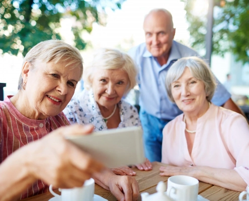 Seniors riant ensemble et partageant de nouveaux projets pour bien vieillir