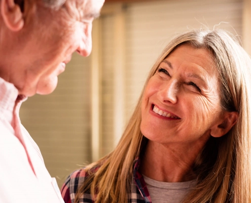 Senior parlant de sa santé mentale avec une proche dans un climat bienveillant