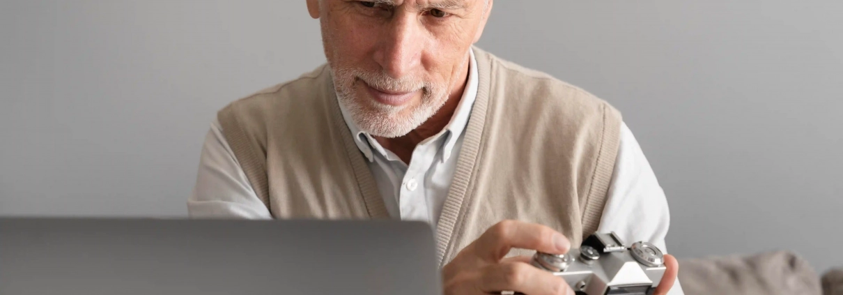 Senior sauvegardant ses fichiers sur un disque dur externe