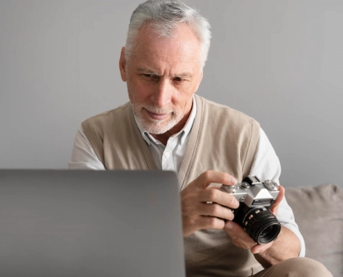 Senior sauvegardant ses fichiers sur un disque dur externe