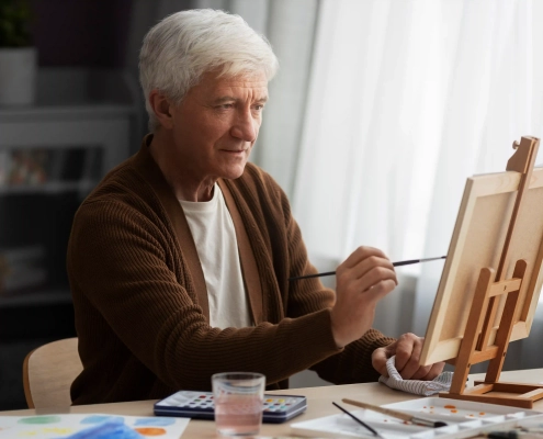 Seniors pratiquant la peinture, l’écriture et une activité sportive avec passion