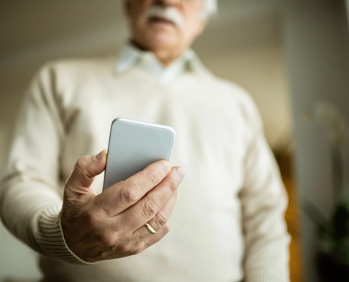 Smartphone affichant un SMS frauduleux à repérer et signaler
