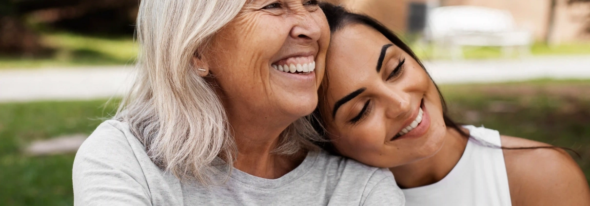 Une femme active échange avec sa mère âgée vivant à domicile