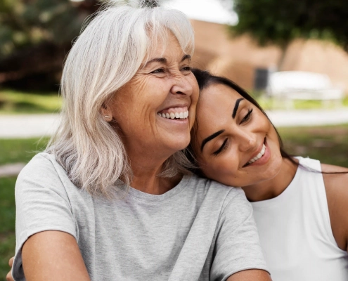 Une femme active échange avec sa mère âgée vivant à domicile