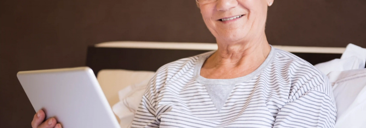 Senior utilisant des innovations développées par les startups de la Silver Life