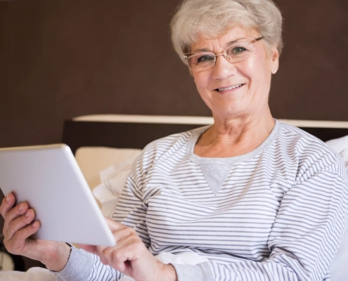 Senior utilisant des innovations développées par les startups de la Silver Life