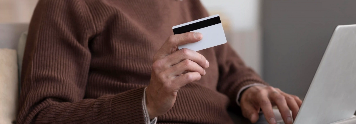 Senior utilisant sa carte bancaire sur Internet en vérifiant la sécurité du paiement