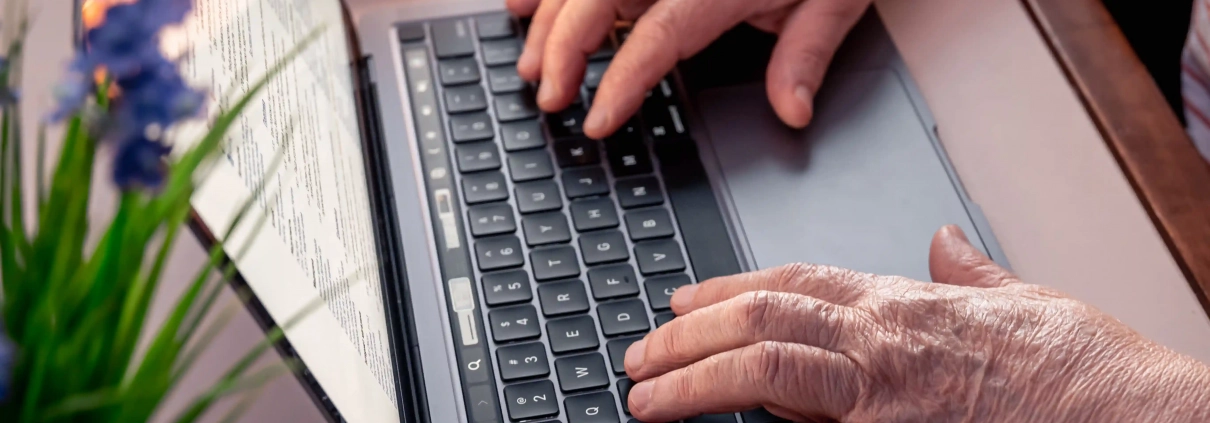 Senior utilisant un VPN pour sécuriser sa connexion Internet