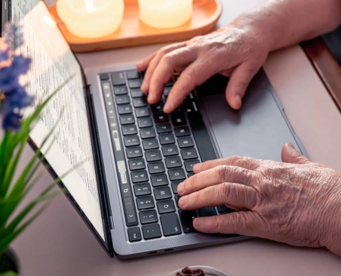 Senior utilisant un VPN pour sécuriser sa connexion Internet