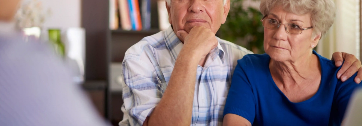 Couple de seniors accompagné pour choisir une mutuelle santé adaptée
