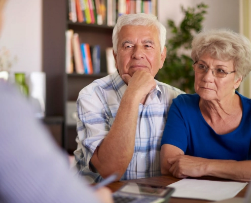 Couple de seniors accompagné pour choisir une mutuelle santé adaptée