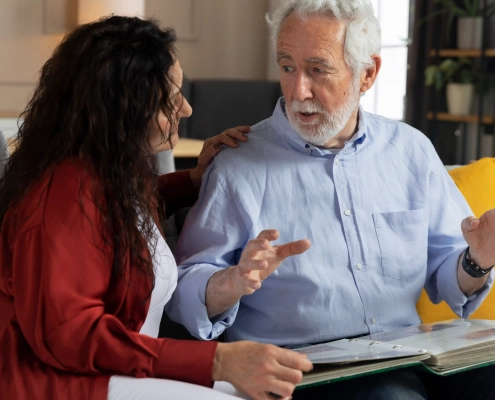 Personne âgée accompagnée par un proche pour prévenir la dépression et l’isolement